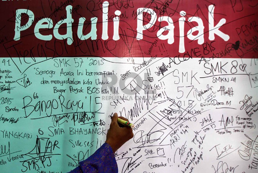   Sejumlah siswa membubuhkan tanda tangan Generasi Muda Peduli Pajak pada acara High School Tax Festival di Kantor Pelayanan Pajak (KPP) Pratama Pasar Minggu, Jakarta Selatan, Kamis (11/9). (Republika/ Yasin Habibi)