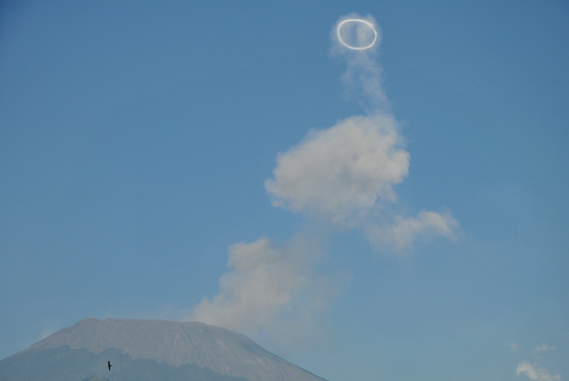  Gunung Slamet mengeluarkan asap berbentuk cincin terlihat dari Desa Tuwel, Kabupaten Tegal, Jateng, Kamis (11/9).    (Antara/Oky Lukmansyah)