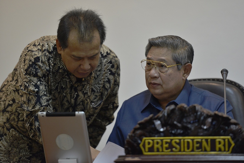  Presiden Susilo Bambang Yudhoyono (kanan) berbincang dengan Menko Perekonomian Chairul Tanjung sebelum memimpin rapat kabinet terbatas bidang perekonomian di Kantor Kepresidenan, Jakarta, Kamis (11/9).   (Antara/Widodo S. Jusuf)