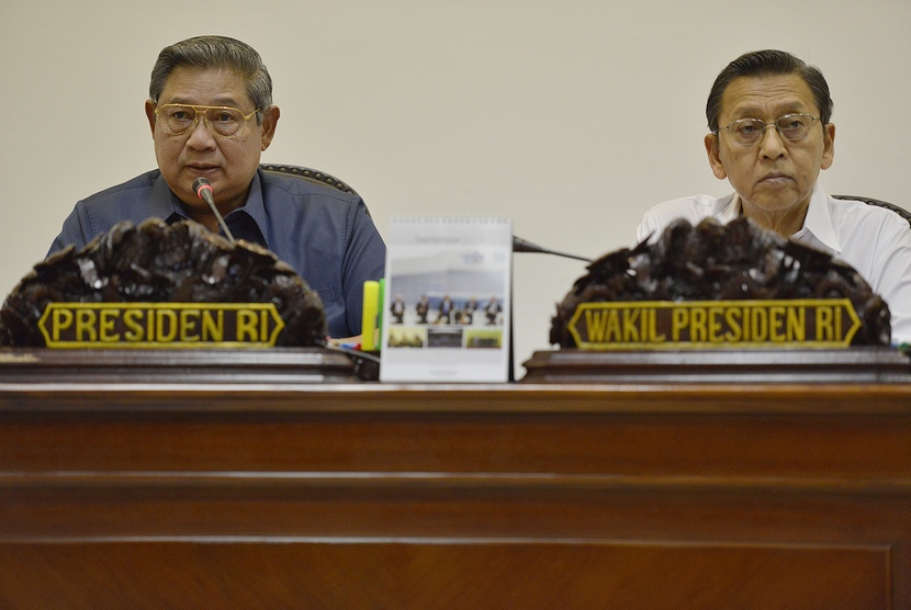  Presiden Susilo Bambang Yudhoyono (kiri) dan Wapres Boediono (kanan) memimpin rapat kabinet terbatas bidang perekonomian di Kantor Kepresidenan, Jakarta, Kamis (11/9).  (Antara/Widodo S. Jusuf)