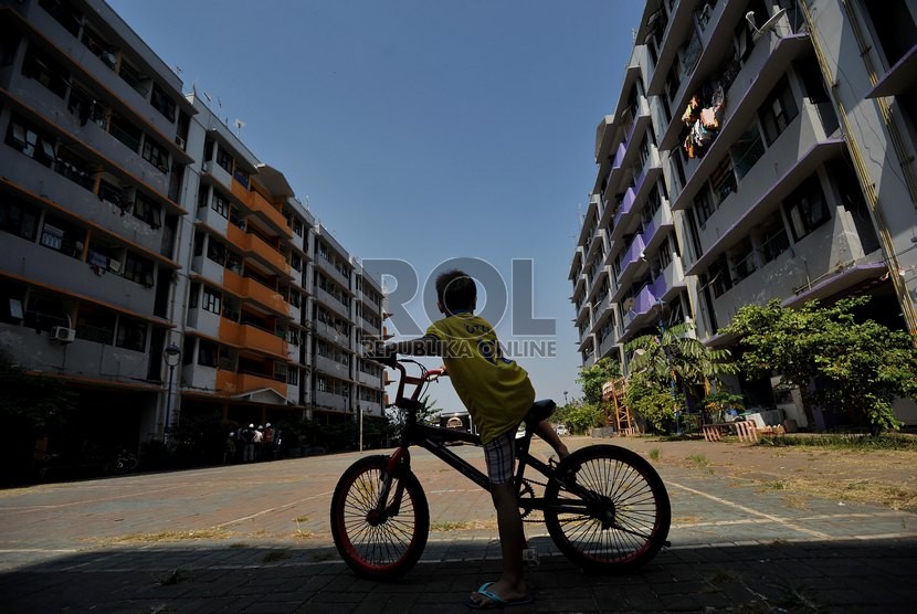  Seorang anak bermain sepeda di area rusun Marunda, Cilincing, Jakarta Utara.    (Republika/Edwin Dwi Putranto)