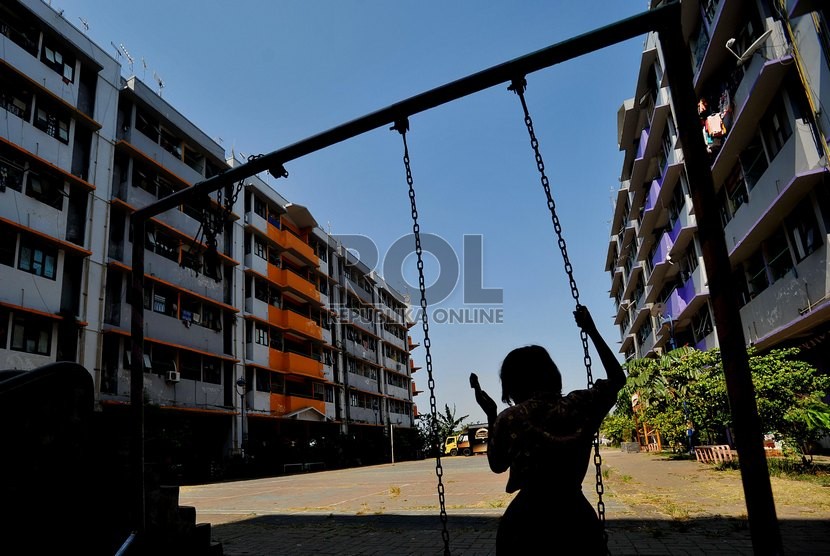  Seorang anak bermain ayunan di area rusun Marunda, Cilincing, Jakarta Utara, Kamis (11/9).     (Republika/Edwin Dwi Putranto)