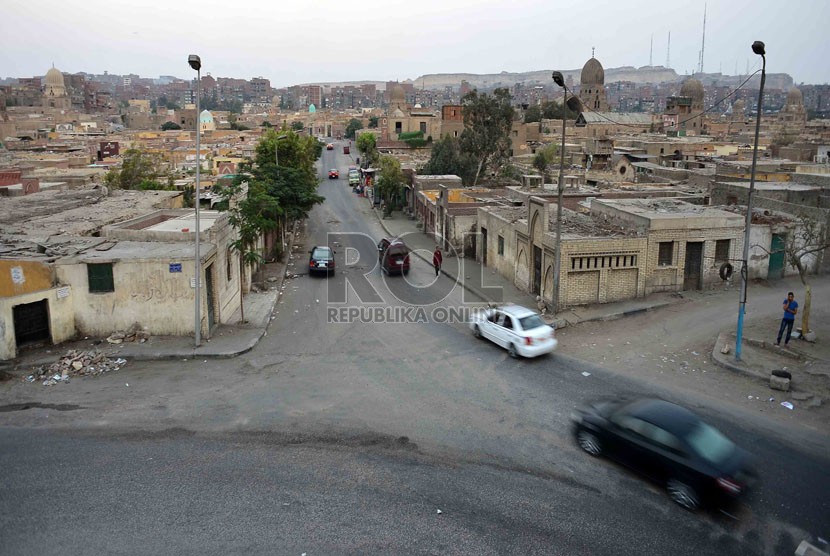  Suasana kota mati atau bangunan kuburan yang terletak di Kota Kairo, Mesir, Selasa (9/9).  (Republika/Agung Supriyanto)