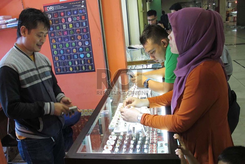  Belanja cincin batu akik di ITC Kebonkalapa, Kota Bandung, Ahad (14/9). (Republika/Edi Yusuf)