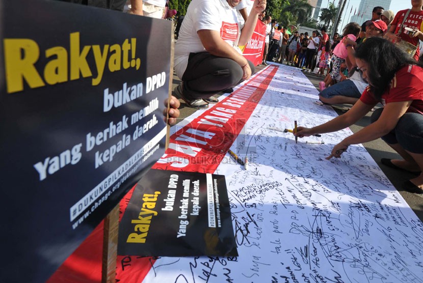   Aktivis yang tergabung dalam Koalisi Kawal RUU Pilkada melakukan aksi tolak RUU Pilkada di kawasan Bundaran Hotel Indonesia, Jakarta, Ahad (14/9).  (Republika/ Tahta Aidilla)