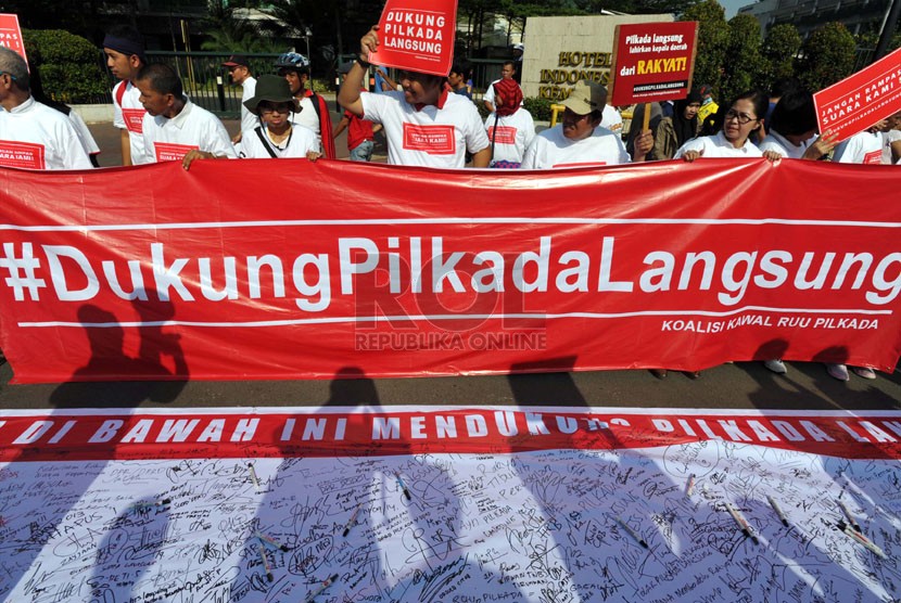   Aktivis yang tergabung dalam Koalisi Kawal RUU Pilkada melakukan aksi tolak RUU Pilkada di kawasan Bundaran Hotel Indonesia, Jakarta, Ahad (14/9).  (Republika/ Tahta Aidilla)