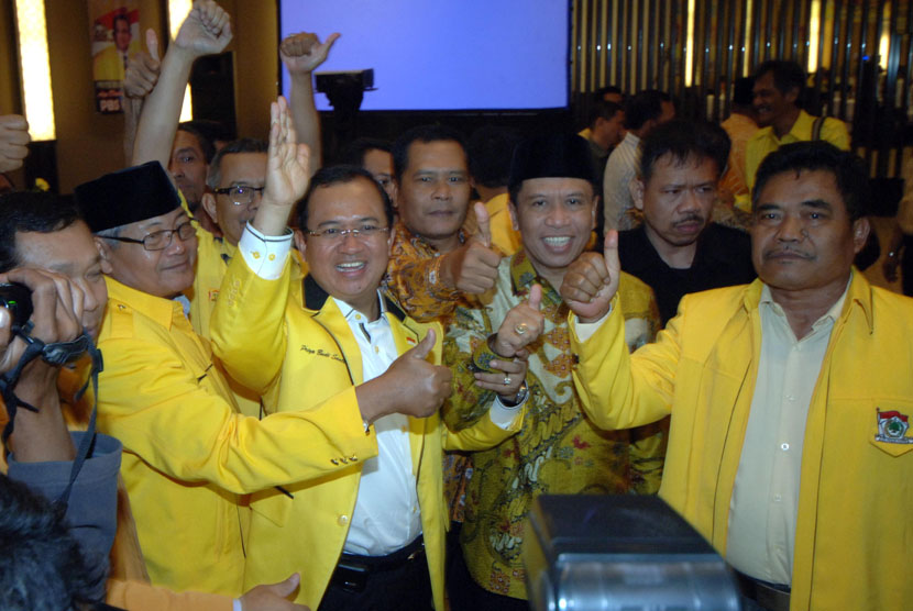   Dewan Pimpinan Pusat Partai Golkar, Priyo Budi Santoso (dua kiri) dengan sejumlah pengurus partai Golkar disela-sela silaturahmi keluarga besar partai Golkar propinsi Jatim, di Surabaya, Ahad (14/9). (Antara/M Risyal Hidayat)