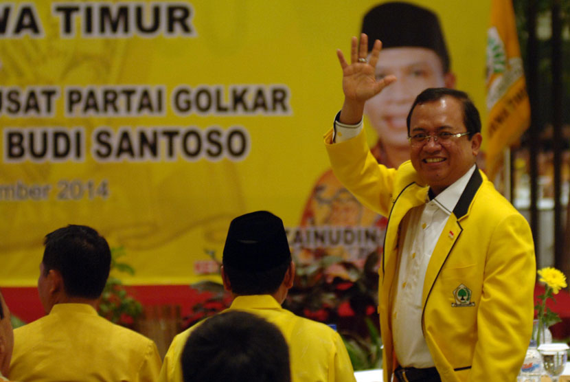  Dewan Pimpinan Pusat Partai Golkar, Priyo Budi Santoso (kanan) melambaikan tangan disela-sela silaturahmi keluarga besar partai Golkar propinsi Jatim, di Surabaya, Ahad (14/9). (Antara/M Risyal Hidayat)