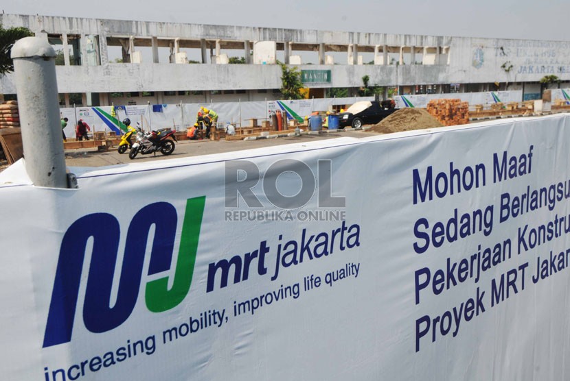 Pekerja mulai ngerjakan proyek pembangunan Mass Rapid Transit (MRT) di halaman Terminal Lebak Bulus, Jakarta Selatan, Senin (15/9). (Republika/Rakhmawaty La'lang).