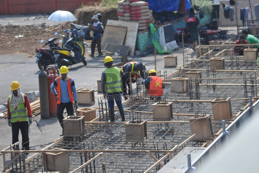 Pekerja mulai ngerjakan proyek pembangunan Mass Rapid Transit (MRT) di halaman Terminal Lebak Bulus, Jakarta Selatan, Senin (15/9). (Republika/Rakhmawaty La'lang).