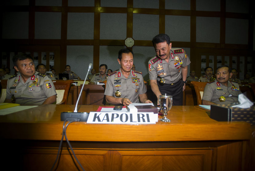   Kapolri Jenderal (Pol) Sutarman (tengah), bersiap mengikuti rapat kerja dengan Badan Legislasi DPR di Kompleks Parlemen, Senayan, Jakarta, Senin (15/9).  (Antara/Ismar Patrizki)