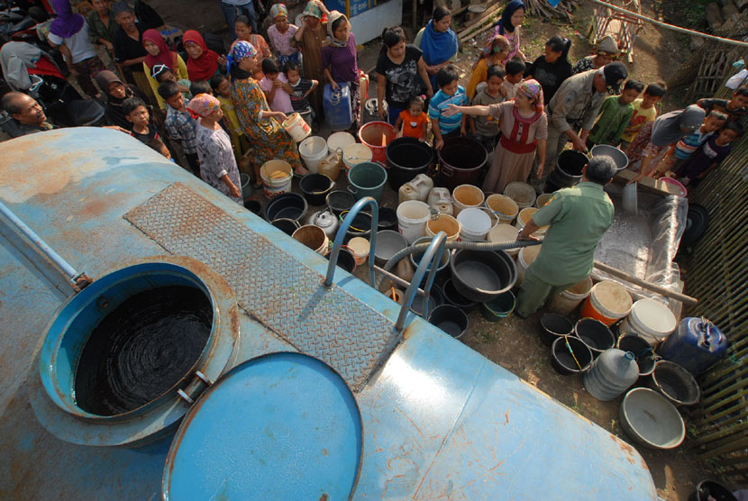   Warga mengantre air bersih gratis yang didistribusikan dari Perusahan Daerah Air Minum (PDAM), di Kampung Ciluncat, Tamansari, Tasikmalaya, Senin (15/9).  (Antara/Adeng Bustomi)