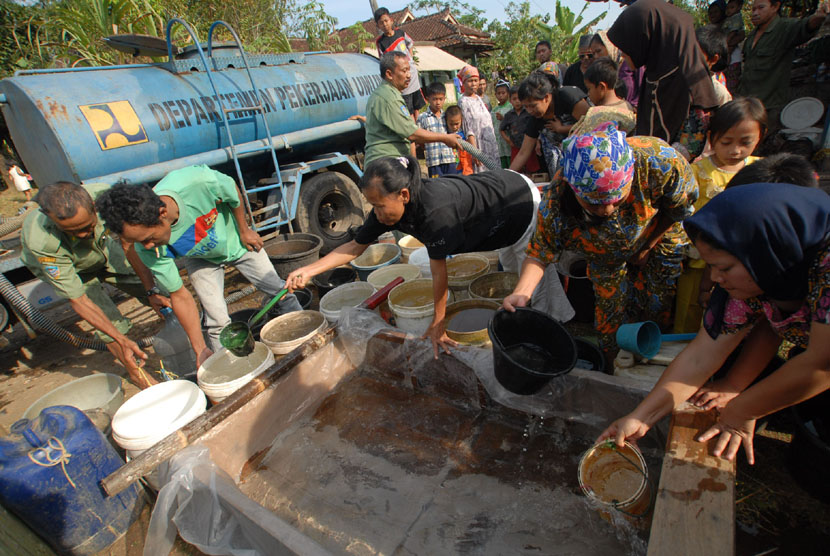   Warga mengambil air bersih gratis yang didistribusikan dari Perusahan Daerah Air Minum (PDAM), di Kampung Ciluncat, Tamansari, Tasikmalaya, Senin (15/9).  (Antara/Adeng Bustomi)