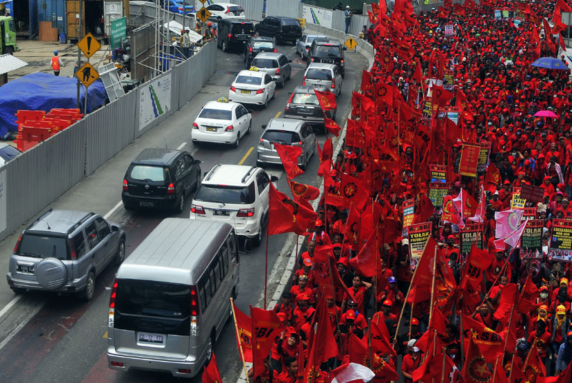  Ratusan buruh yang tergabung dalam Konfederasi Aliansi Serikat Buruh Indonesia (KASBI) berunjuk rasa di kawasan Bundaran HI, Jakarta, Senin (15/9). (Antara/Zabur Karuru)