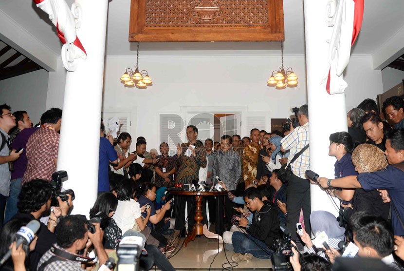   Presiden dan wakil presiden terpilih Joko Widodo dan Jusuf Kalla menggelar konferensi pers di Rumah Transisi, Jakarta, Senin (15/9). (Republika/ Wihdan)