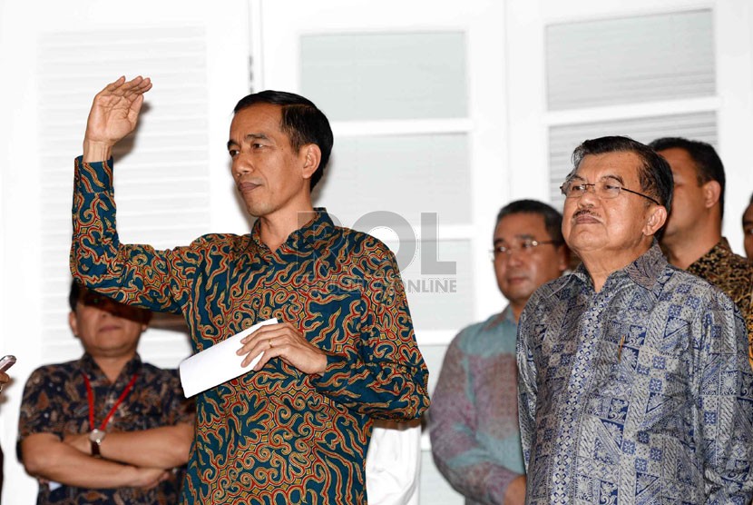   Presiden dan wakil presiden terpilih Joko Widodo dan Jusuf Kalla menggelar konferensi pers di Rumah Transisi, Jakarta, Senin (15/9). (Republika/ Wihdan)
