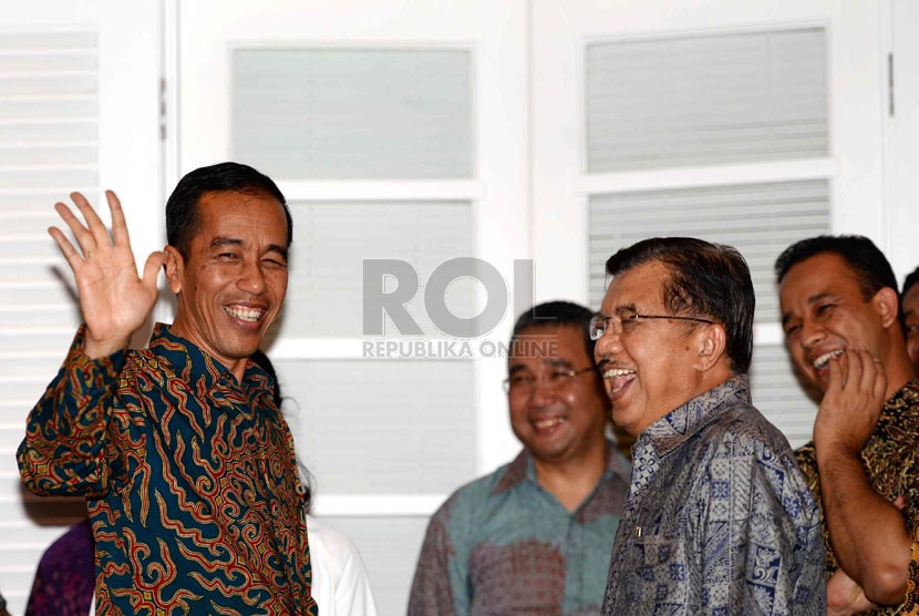   Presiden dan wakil presiden terpilih Joko Widodo dan Jusuf Kalla menggelar konferensi pers di Rumah Transisi, Jakarta, Senin (15/9). (Republika/ Wihdan)
