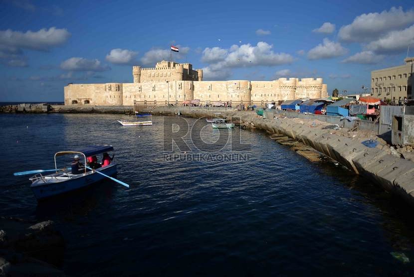 Suasana kawasan Benteng Qaitbay yang terletak di tepi laut Mediterania, Kota Alexandria, Mesir.  Mesir akan Bangun Kota di Pulau Buatan untuk Melindungi Alexandria
