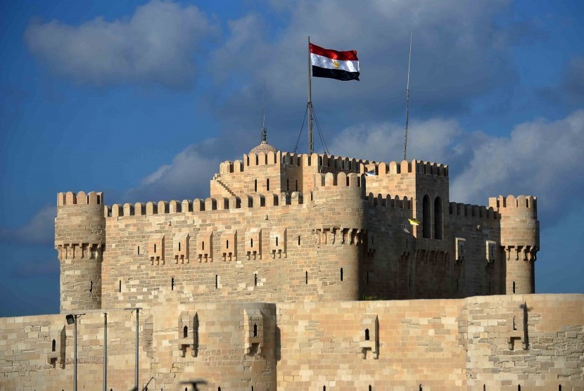  Suasana kawasan Benteng Qaitbay yang terletak di tepi laut Mediterania, Kota Alexandria, Mesir.   (Republika/Agung Supriyanto)