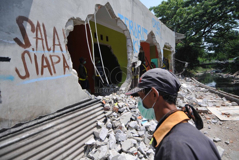  Petugas menghancurkan bangunan rumah warga bantaran Kali Grogol saat penggusuran di kawasan Palmerah, Jakarta Barat, Selasa (16/9).  (Republika/Rakhmawaty La'lang)