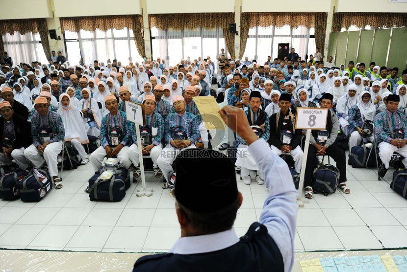  Calon jamaah haji kloter 48 mendengarkan arahan petugas di Aula Asrama Haji, Bekasi, Jawa Barat, Selasa (16/9). (Republika/ Tahta Aidilla)