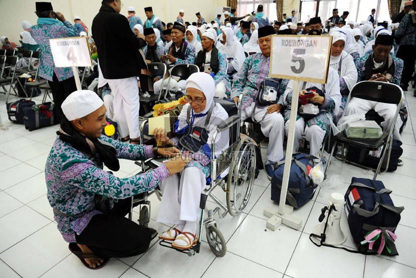  Calon jamaah haji kloter 48 memasang gelang di Aula Asrama Haji, Bekasi, Jawa Barat, Selasa (16/9). (Republika/ Tahta Aidilla)