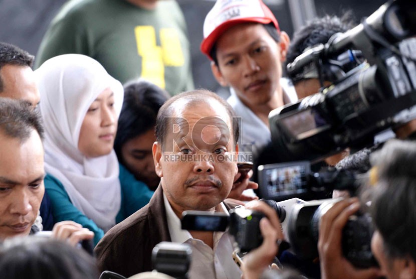 Mantan Ketua Komisi VII DPR Sutan Bhatoegana menunggu pemeriksaan di Gedung KPK, Jakarta, Rabu (17/9).  (Republika/ Wihdan)