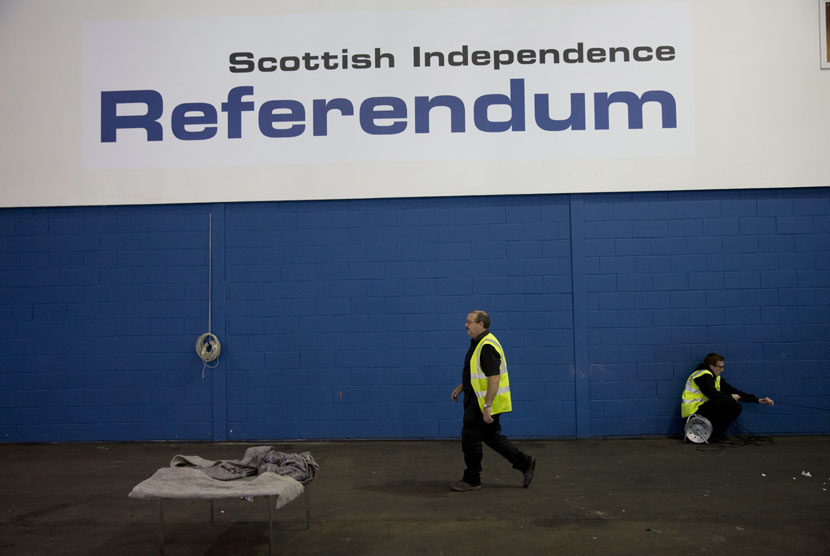   Petugas melakukan persiapan di lokasi pusat penghitungan suara referendum kemerdekaan Skotlandia di Royal Highland Centre, Edinburgh, Skotlandia (foto dokumentasi 17 September 2014). Laporan komite intelijen dan keamanan parlemen Inggris menyebutkan Rusia berupaya mencampuri referendum Skotlandia pada 2014 lalu. .   (AP/Matt Dunham)