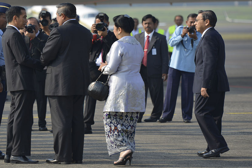  Presiden SBY (kedua kiri) berbincang dengan Gubernur DKI Jakarta  Joko Widodo (kiri) disaksikan Wapres Boediono (kanan) dan Ibu Negara Ny. Ani Yudhoyono (kedua kanan) di Bandara Halim Perdanakusumah, Jakarta, Kamis (18/9).  (Antara/Widodo S. Jusuf)