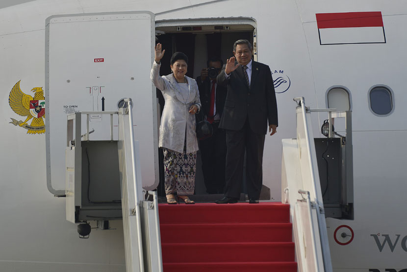 President Susilo Bambang Yudhoyono (right) and the First Lady depart for Portugal, US, and Japan on Thursday. 