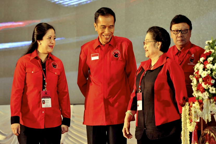  Ketua Umum PDI Perjuangan Megawati Soekarnoputri (Kedua kanan) bersama presiden terpilih Joko Widodo (kedua kiri),  pada pembukaan Rapat Kerja Nasional (Rakernas) IV PDI Perjuangan di Semarang, Jateng, Jumat (19/9).   (Antara/R. Rekotomo)