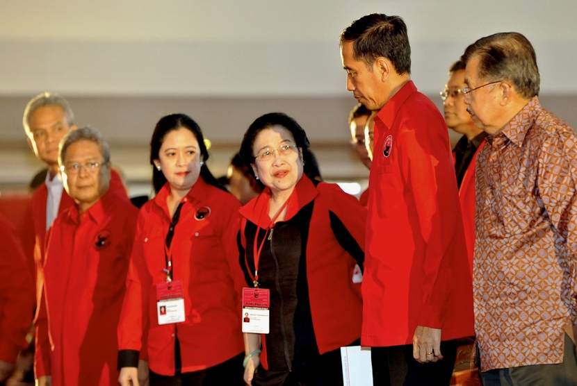 Ketua Umum PDIP Megawati Soekarnoputri (ketiga kanan) bersama presiden terpilih Joko Widodo (kedua kanan), wakil presiden terpilih Jusuf Kalla (kanan),  saat pembukaan Rakernas IV PDI Perjuangan di Semarang, Jumat (19/9).   (Antara/R. Rekotomo)
