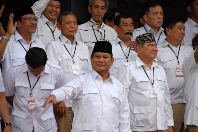  Ketua Dewan Pembina Partai Gerindra Prabowo Subianto (tengah) hadir dalam Kongres Luar Biasa (KLB) Partai Gerindra di Nusantara Polo Club, Bogor, Jabar, Sabtu (20/9). (Antara/Jafkhairi)