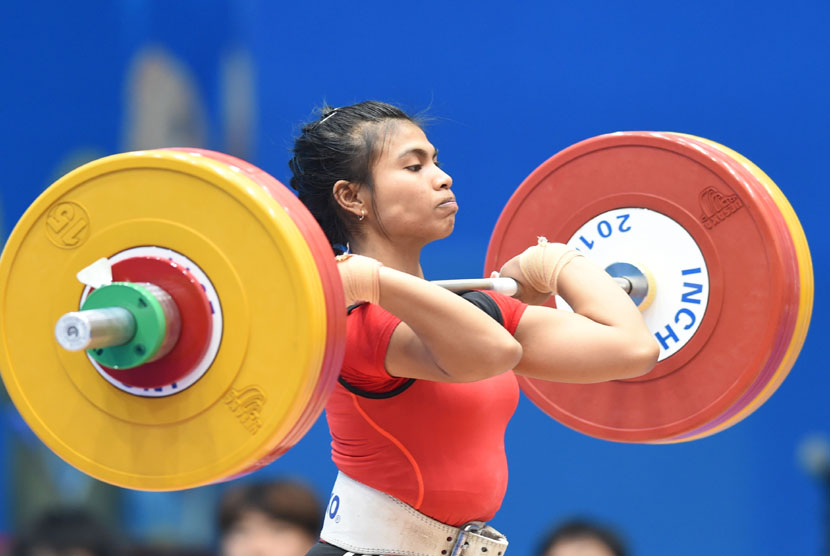  Atlet angkat besi putri Indonesia Sri Wahyuni Agustiani melakukan clean&Jerk; pada angkat besi 48 kg Asian Games 2014 di Moonlight Garden Venue, Inchoen, Korsel, Sabtu (20/9).   (Antara/Saptono)