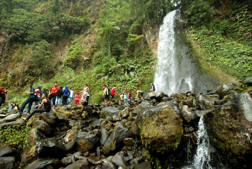  Suasana pengunjung Air Terjun Cibeureum di Taman Nasional Gunung Gede Pangrango, Bogor