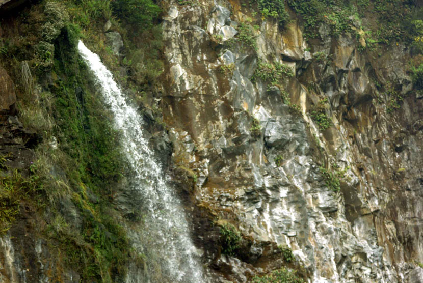   Suasana kawasan wisata Air Terjun Cibeureum di Taman Nasional Gunung Gede Pangrango, Bogor, Sabtu (20/9). (Republika/Raisan Al Farisi)