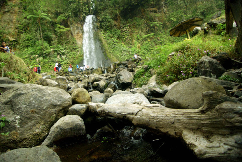   Suasana kawasan wisata Air Terjun Cibeureum di Taman Nasional Gunung Gede Pangrango, Bogor. (Republika/Raisan Al Farisi)