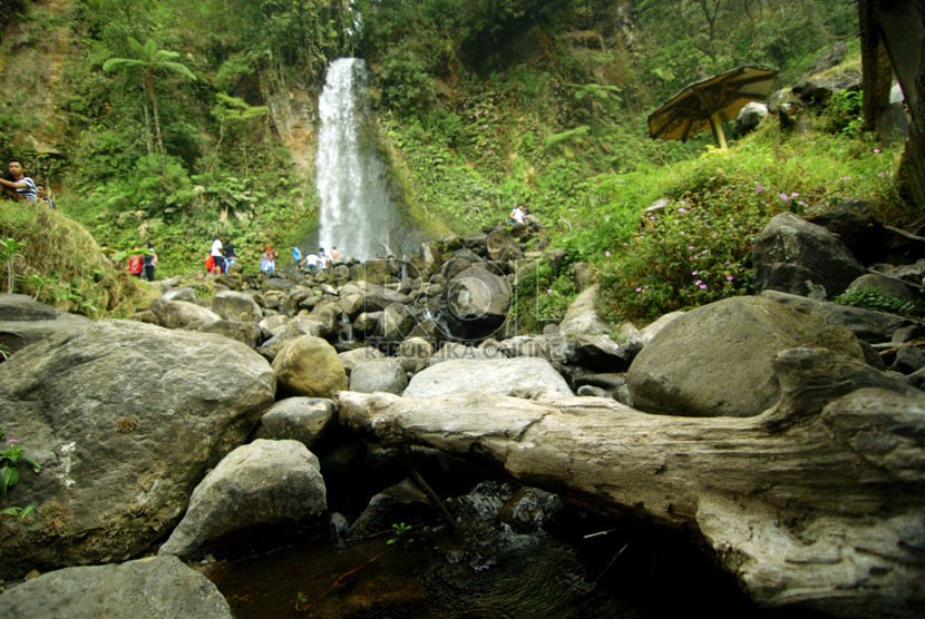  Suasana pengunjung Air Terjun Cibeureum di Taman Nasional Gunung Gede Pangrango, Bogor.