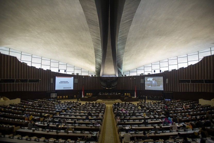   Anggota parlemen menghadiri Sidang Paripurna MPR di Gedung Nusantara, Kompleks Parlemen, Senayan, Jakarta, Senin (22/9).  (Antara/Ismar Patrizki)