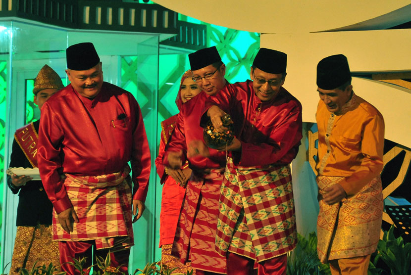  Wapres Boediono (kedua kanan) didampingi Menag Lukman Hakim Syaifuddin (kedua kiri) dan Gubernur Sumatera Selatan Alex Noerdin (kiri) membuka MTQ Internasional di Palembang Convention Center, Sumsel, Selasa (23/9) malam.  (Antara/Feny Selly)