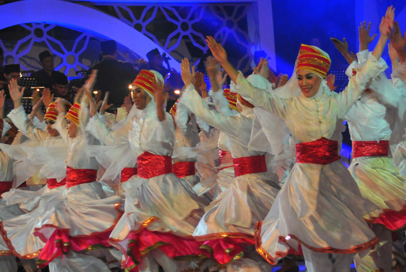   Sejumlah penari membawakan tarian pada pembukaan Musabaqah Tilawatil Quran (MTQ) Internasional di Palembang Convention Center, Sumsel, Selasa (23/9) malam.   (Antara/Feny Selly)