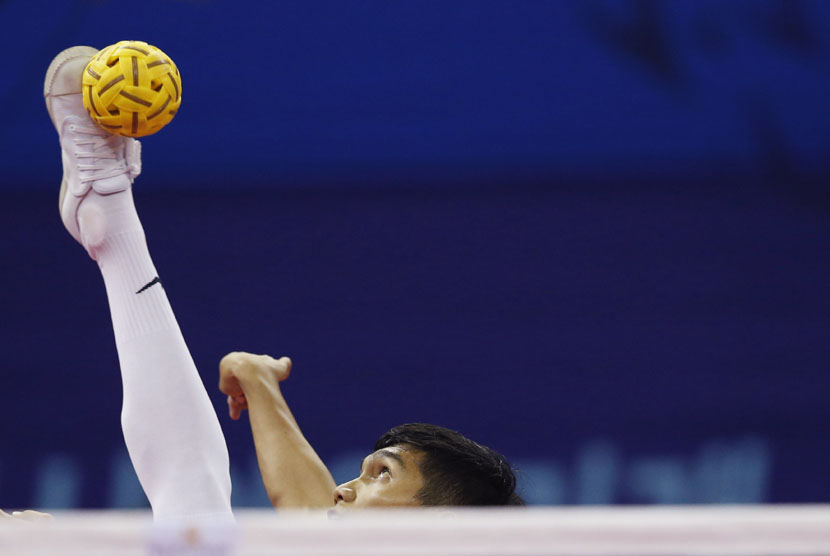  Pemain Indonesia Syamsul Akmal menendang bola saat melawan Malaysia dalam pertandingan sepaktakraw Asian Games 2014 di Bucheon Gymnasium, Incheon, Kamis (24/9). (REUTERS/Issei Kato) 
