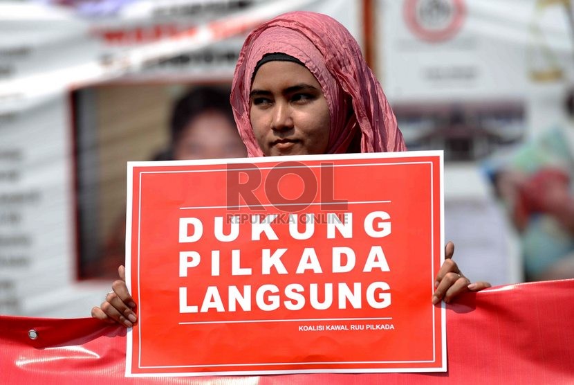   Sejumlah aktivis dari Koalisi Kawal RUU Pilkada menggelar aksi unjuk rasa di depan Gedung DPR, Jakarta, Rabu (24/9).  (Republika/Wihdan)