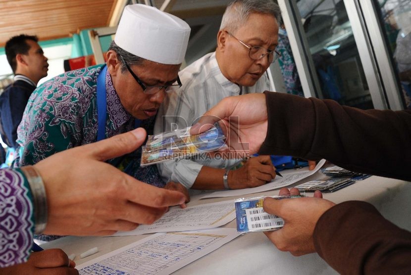  Calon jamaah haji sedang mengisi registrasi saat akan menerima kartu perdana seluler di asrama haji Pondok Gede, Jakarta, Rabu (24/9).   (Republika/ Tahta Aidilla)