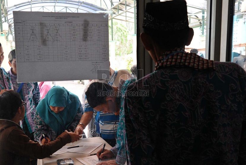  Calon jamaah haji sedang mengisi registrasi saat akan menerima kartu perdana seluler di asrama haji Pondok Gede, Jakarta, Rabu (24/9).   (Republika/ Tahta Aidilla)