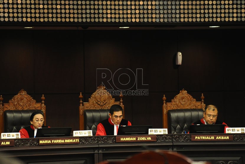   Ketua MK Hamdan Zoelva (tengah) membacakan hasil putusan permohonan UU MD3 di kantor Mahkamah Konstitusi Jakarta, Senin (29/9). (Republika/Tahta Aidilla)