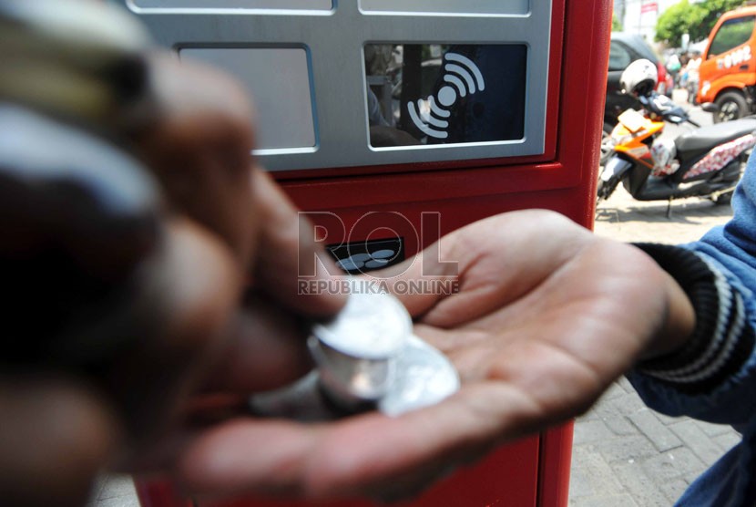 Sejumlah pengendara menukarkan uangnya kepada juru parkir menggunakan mesin parkir meter di Jalan Sabang, Jakarta Pusat, Selasa (30/9). (Republika/Rakhmawaty La'lang) 