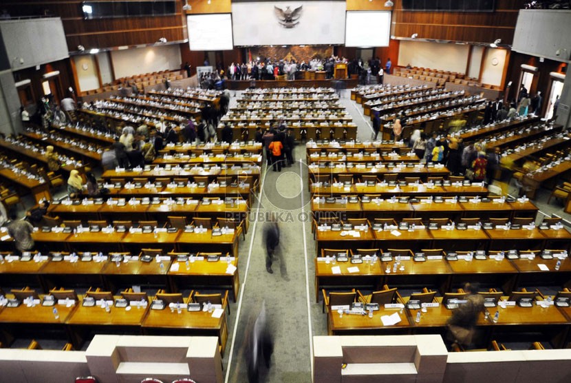   Anggota DPR meninggalkan ruangan usai mengikuti Sidang Paripurna di Gedung Parlemen Senayan, Jakarta, Selasa (30/9). (Republika/Tahta Aidilla)