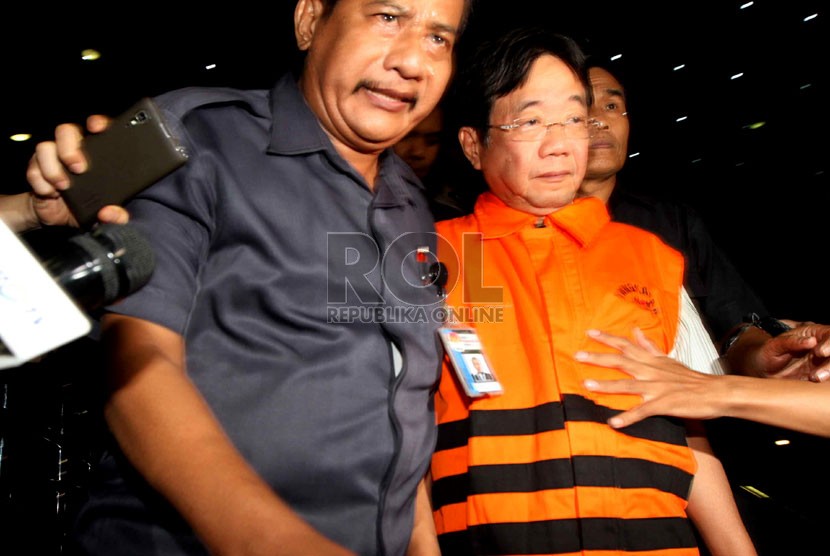   Komisaris Utama PT Bukit Jonggol Asri sekaligus Direktur Utama PT Sentul City, Cahyadi Kumala keluar dari gedung KPK usai menjalani pemeriksaan, Jakarta, Selasa (30/9). (Republika/Yasin Habibi)