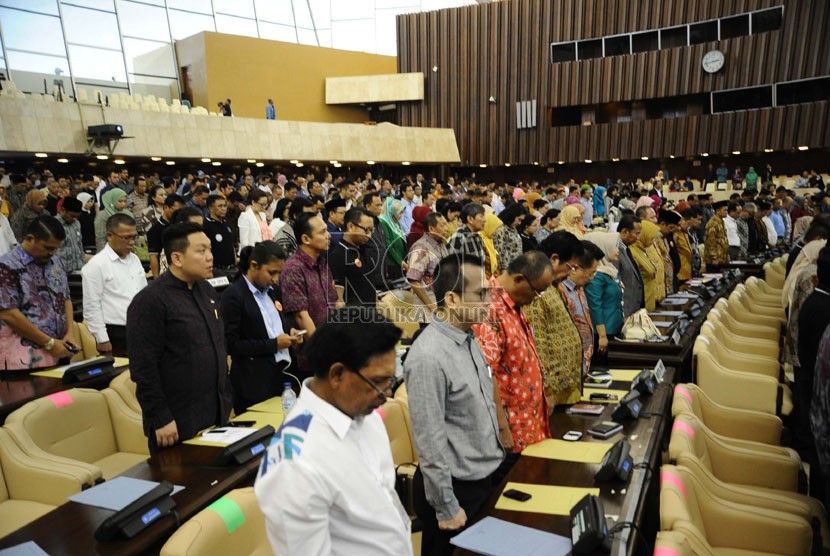 Suasana gladi bersih pelantikan anggota DPR di Kompleks Parlemen Senayan, Jakarta, Selasa (30/9). (Republika/ Tahta Aidilla)